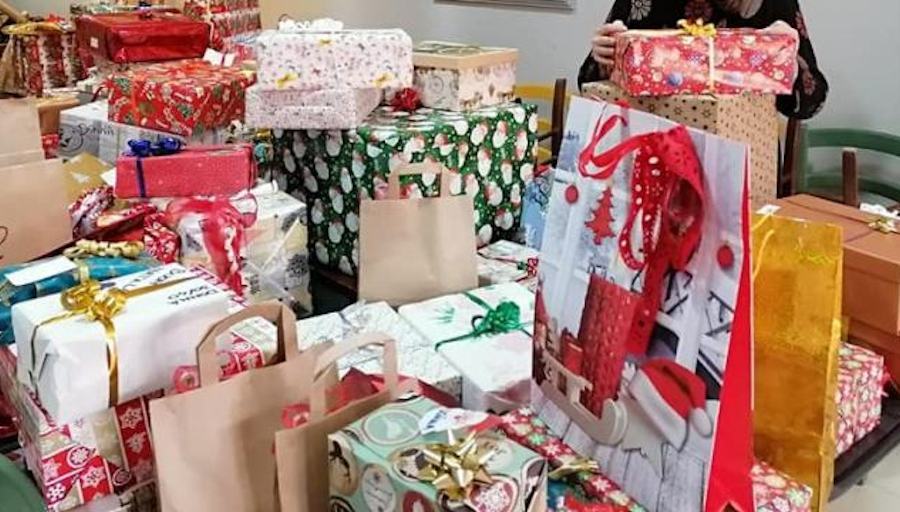 Il Natale degli ultimi, il cuore della Terra di Piero e le iniziative solidali a Cosenza 53 Pacchi regalo