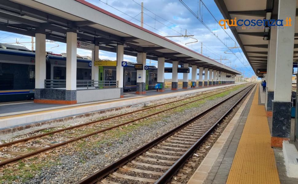 Stazione di Paola treni