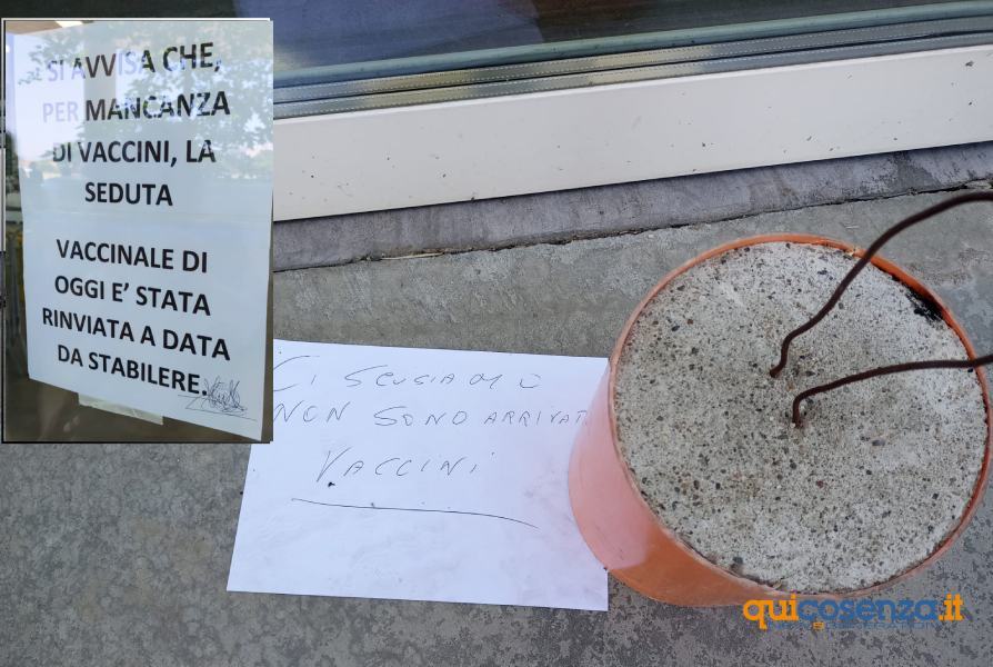 Parco Acquatico: niente vaccini, cartello recita «rinviati a data da "stabilere"» 51 Parco Acquatico senza vaccini disagi cartello