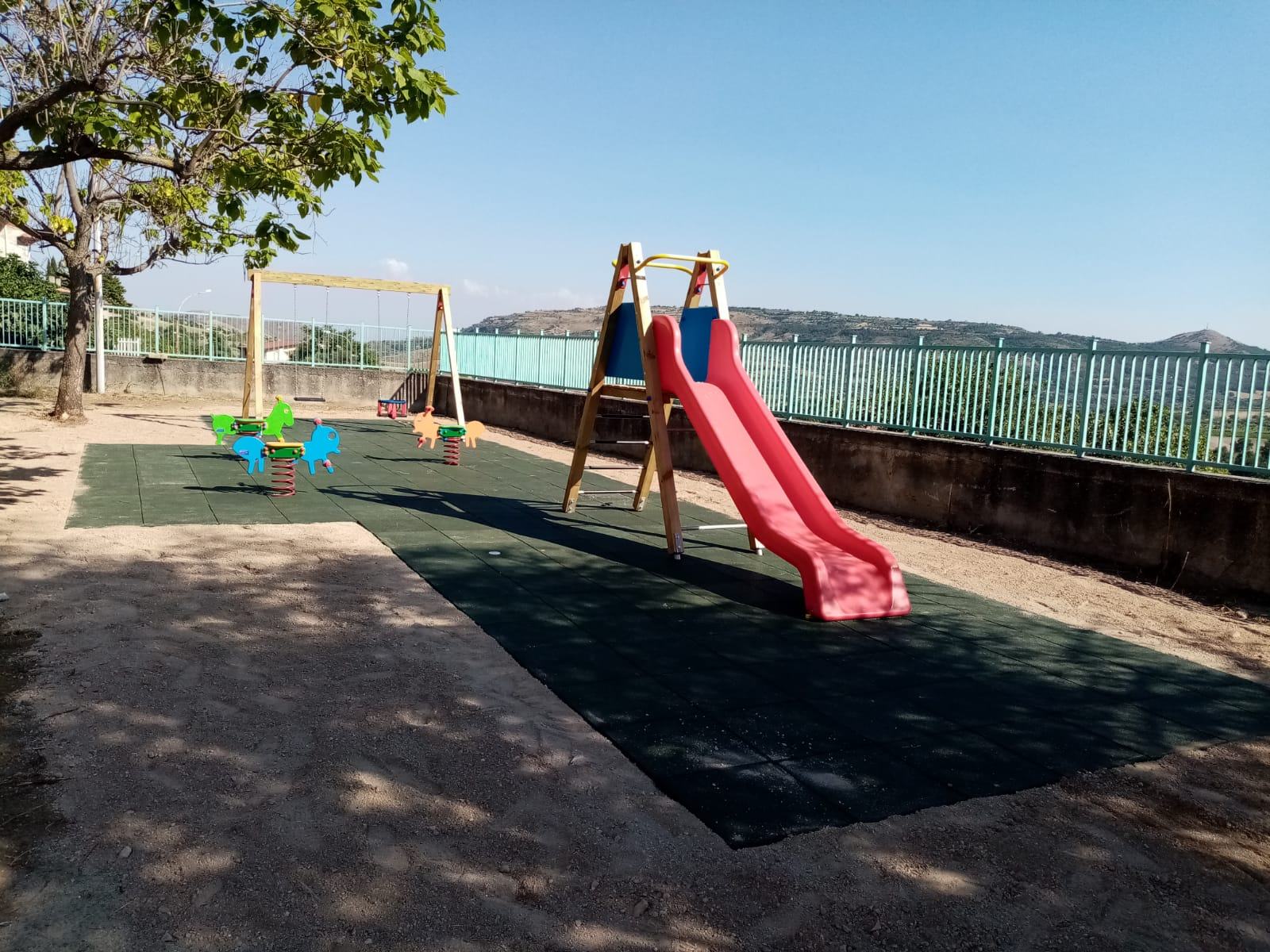 Frascineto, conclusi i lavori di messa in sicurezza dell'area giochi della scuola materna 51 Parco Giochi Scuola Materna Eianina