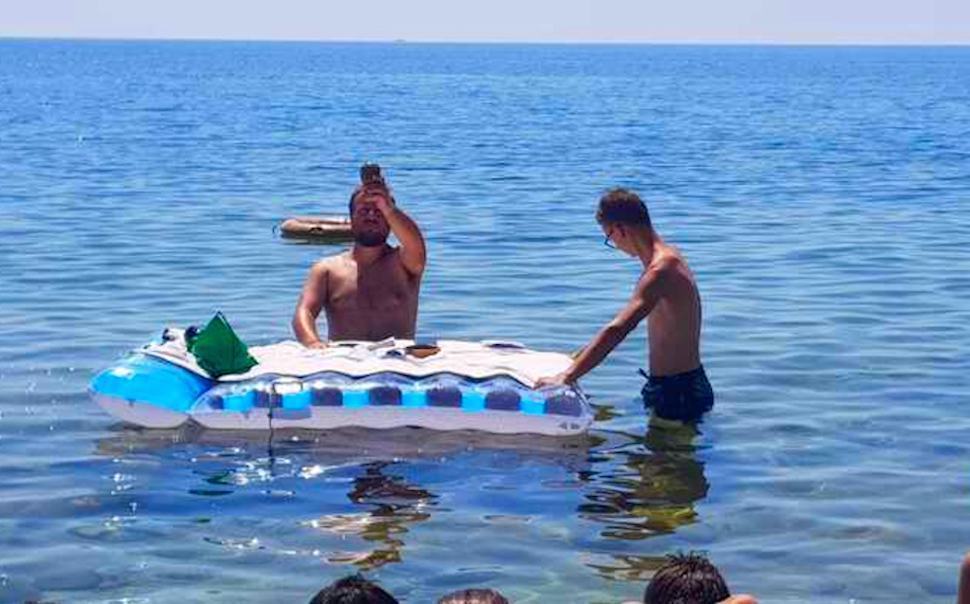 Parroco messa in mare