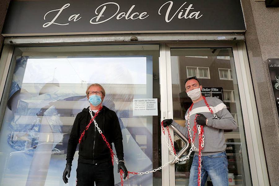 Parrucchieri si incatenano "rischiamo di chiudere per sempre". La protesta diventa virale 56 Parrucchieri