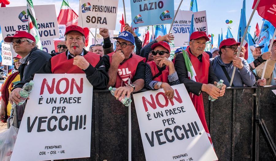 Pensionati protesta cartelli