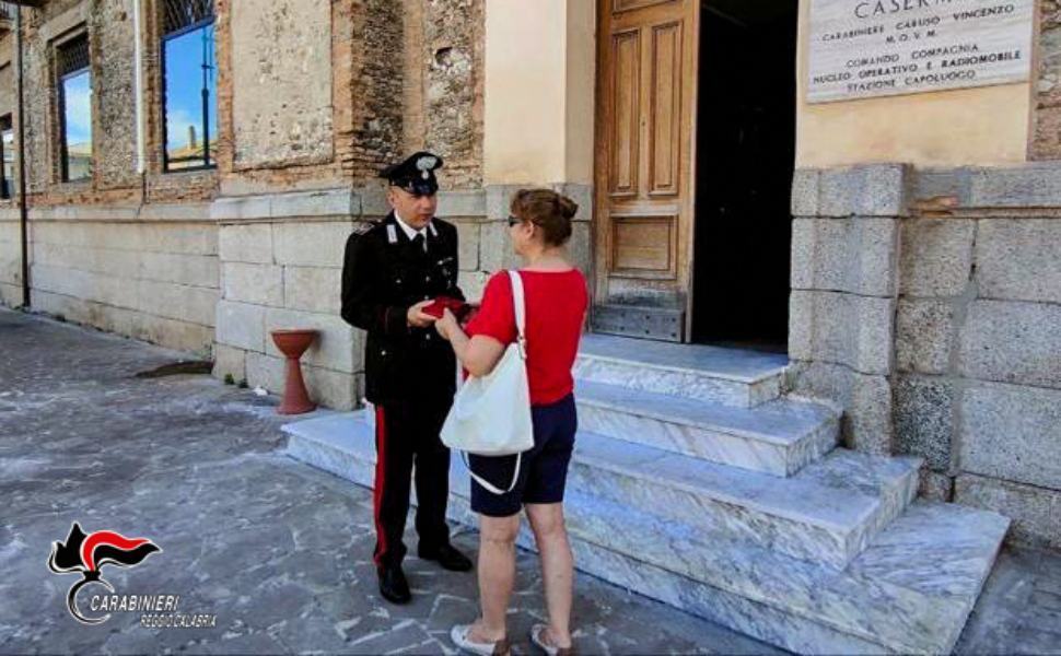 Perde il portafoglio con lo stipendio, il gesto altruista di un carabiniere 51 Perde portafoglio con 800 euro e documenti di valore rinvenuto da un Carabiniere