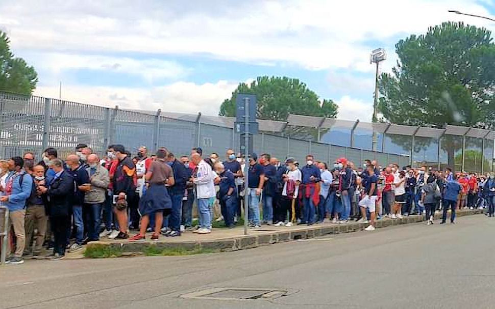 Cosenza-Como. La società ai tifosi "arrivare in anticipo allo stadio per evitare code" 64 Persone coda stadio fila tifosi