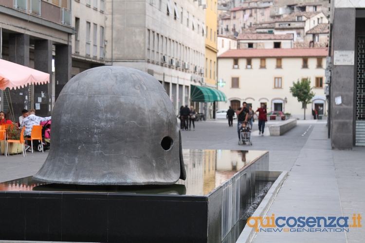 Lavorare al Comune di Cosenza: straordinari non retribuiti e vincitori di concorso mai assunti 65 Piazza dei Bruzi Comune di Cosenza fontana elmo