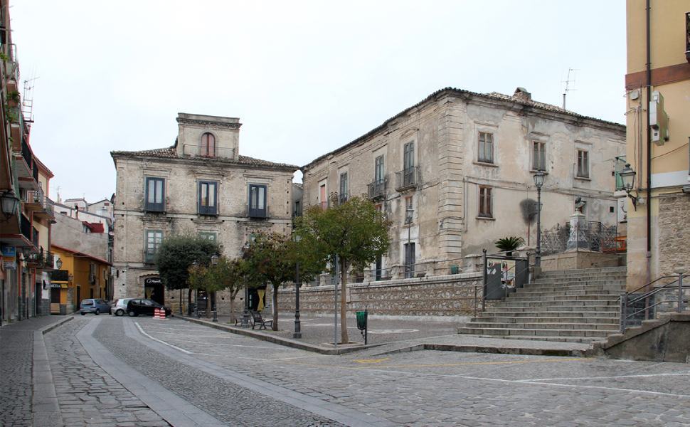 Covid: aumentano i contagi, sindaco chiude le scuole e vieta le feste 51 Piazza filottete petilia policastro 1