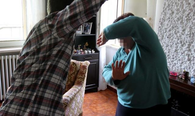 Picchia la mamma per 10 euro 55c37244f09864