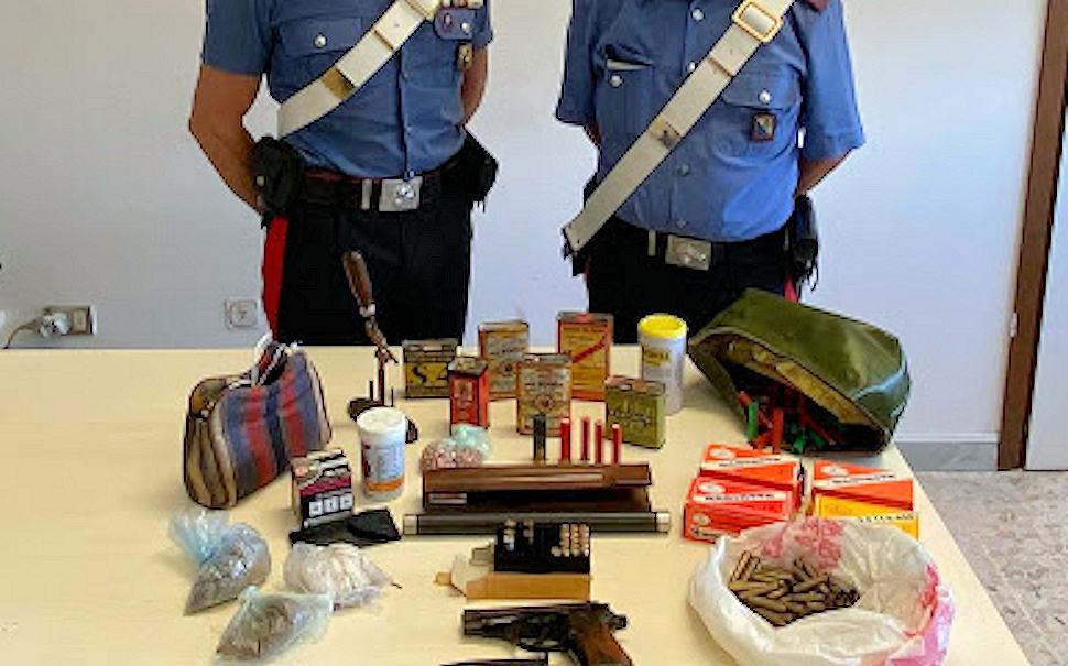 In casa pistola clandestina, munizioni e polvere da sparo. Arrestato 64enne 51 Pistola e munizioni