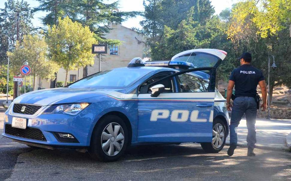 Rovito, lanciano la cocaina dal finestrino dell'auto. Un arresto e una denuncia 51 Polizia 2 4