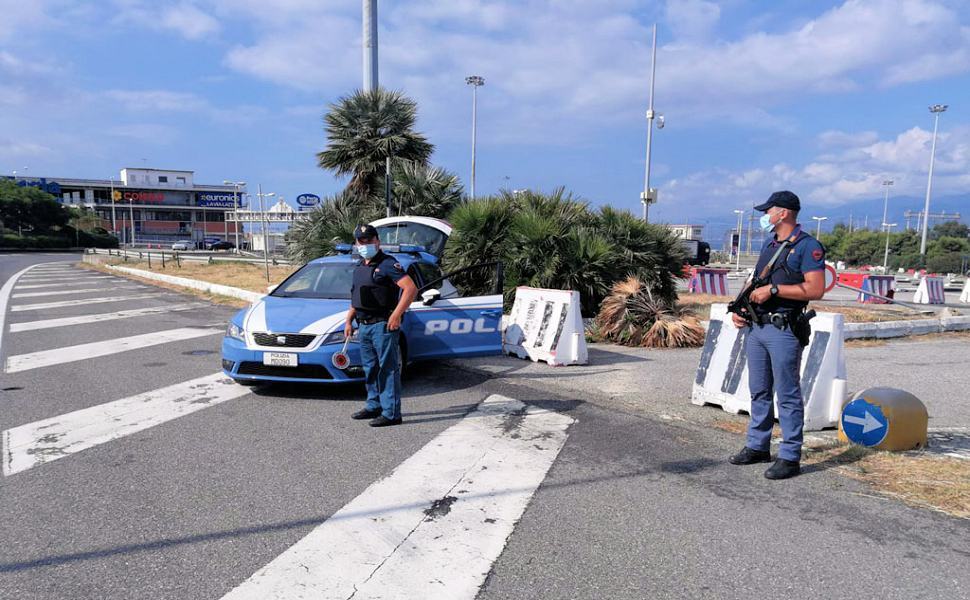 Aggredisce brutalmente la moglie con una stampella in un negozio. Arrestato 51 Polizia 92