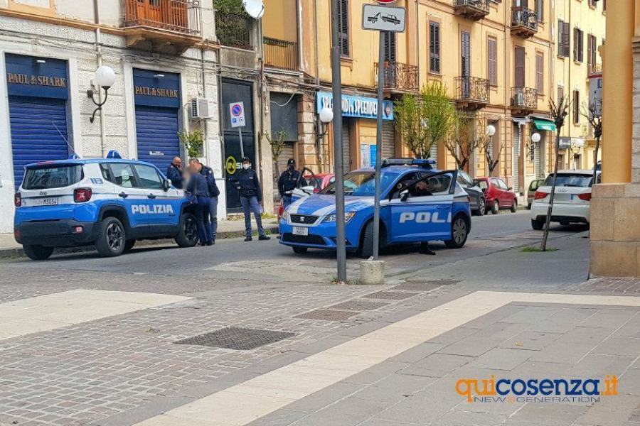 Cosenza, Morcavallo al Prefetto: "troppa gente in giro, più controlli in zona rossa" 51 Polizia Cosenza controlli corso mazzini 1