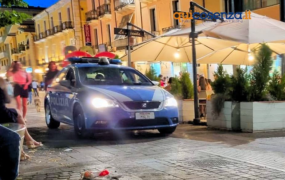 Cosenza, in tre mesi ruba diverse bici elettriche e carte di credito. Arrestato 34enne 51 Polizia Cosenza corso mazzini