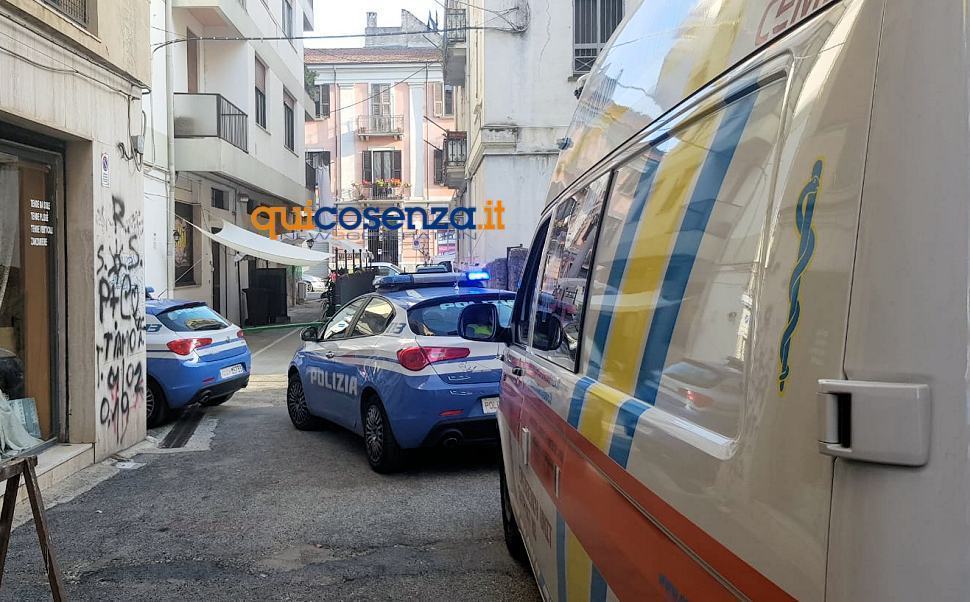 Cosenza, scoppia una lite tra condomini. Interviene la polizia 51 Polizia Cosenza e ambulanza