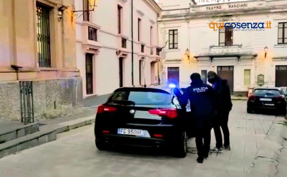 Cura paziente (poi deceduto) con intrugli a base di funghi. Arrestato medico no vax 51 Polizia arresto medico