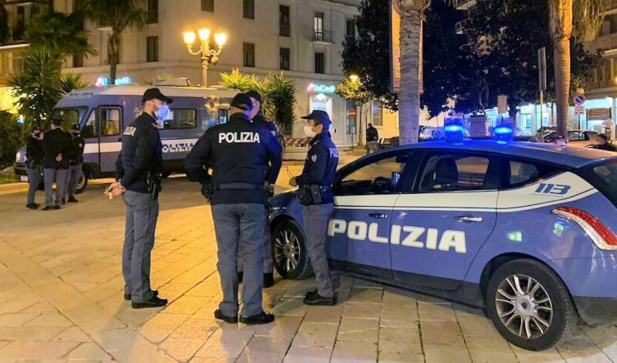 In sessanta ad un ricevimento notturno. Interviene la polizia, fioccano le sanzioni 51 Polizia controlli 9
