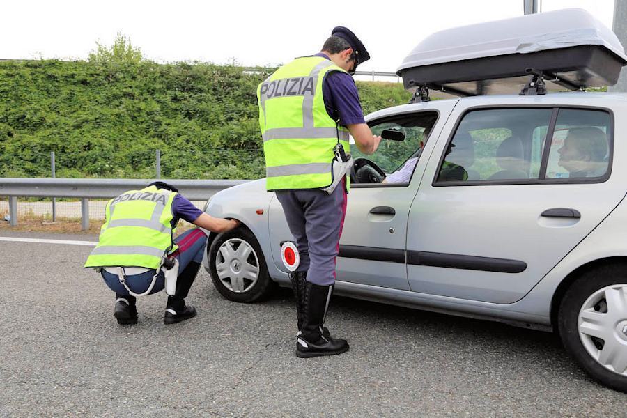 Pneumatici invernali, c'è tempo fino al 15 giugno per cambiare le gomme 56 Polizia controllo gomme