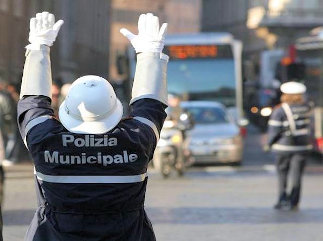 Polizia municipale dirige traffico