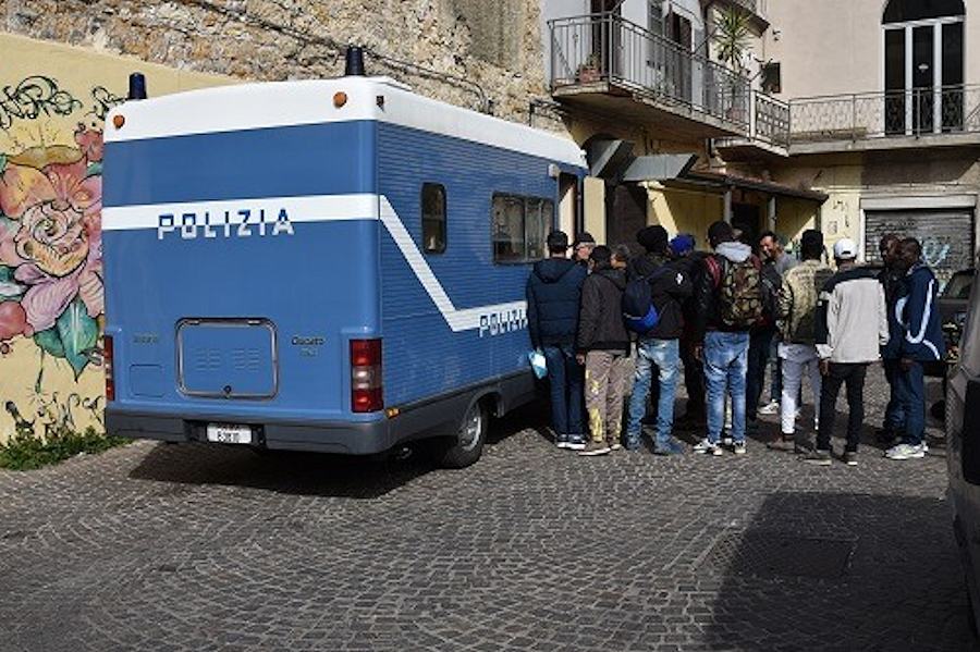 Indumenti sequestrati dai poliziotti donati ai bisognosi 51 Polizia poveri idumenti1