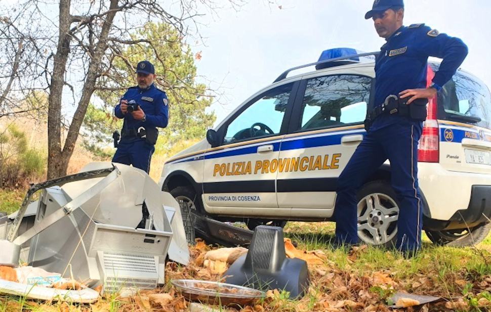 Aveva trasformato i boschi della Sila in discariche. Ora dovrà ripulire a sue spese 51 Polizia provinciale discarica Sila denuncia
