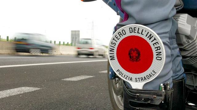 Polizia stradale controlli con paletta3