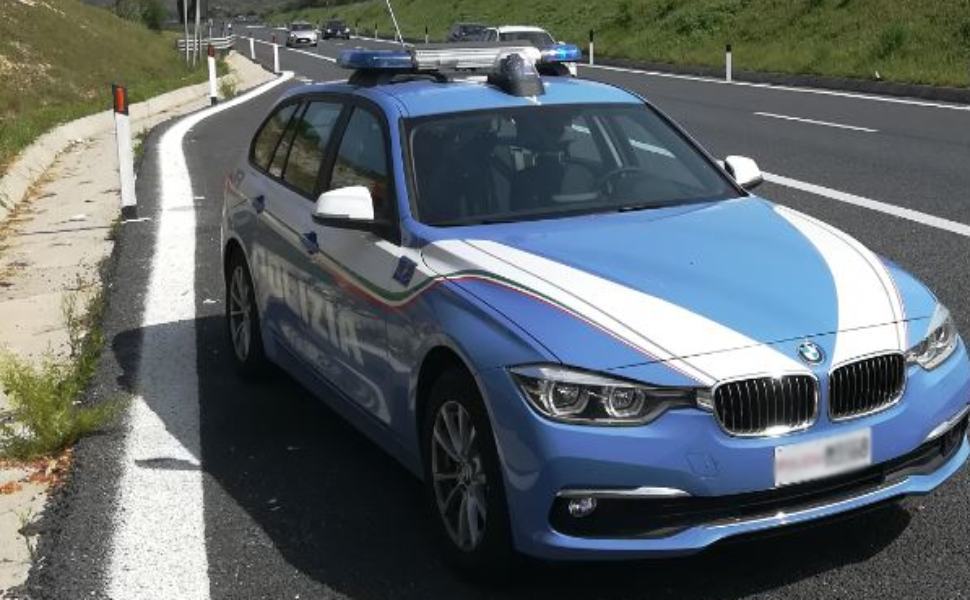 Inseguito e bloccato sulla A2 nei pressi di Rende. Non si era fermato all'alt 51 Polizia stradale su autostrada