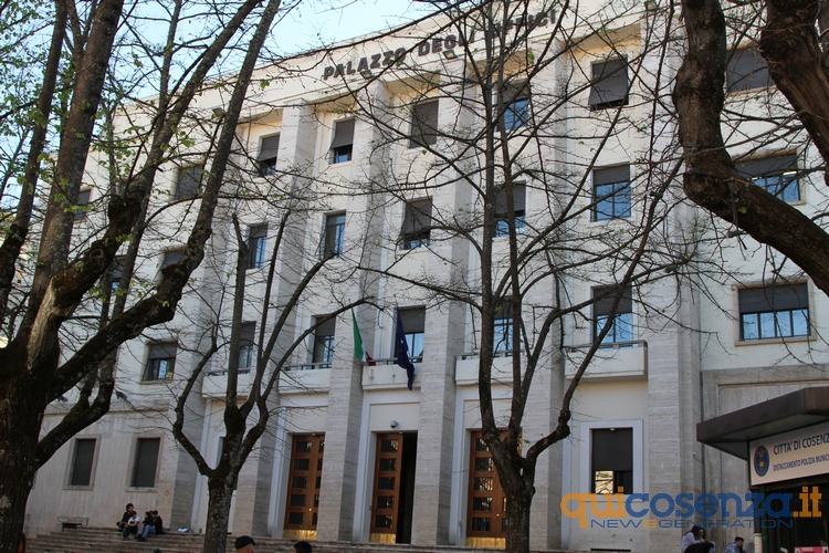 Comune Cosenza, dipendenti senza stipendio: 500 famiglie chiedono aiuto al Prefetto 51 Prefettura Cosenza Palazzo degli uffici 02 1