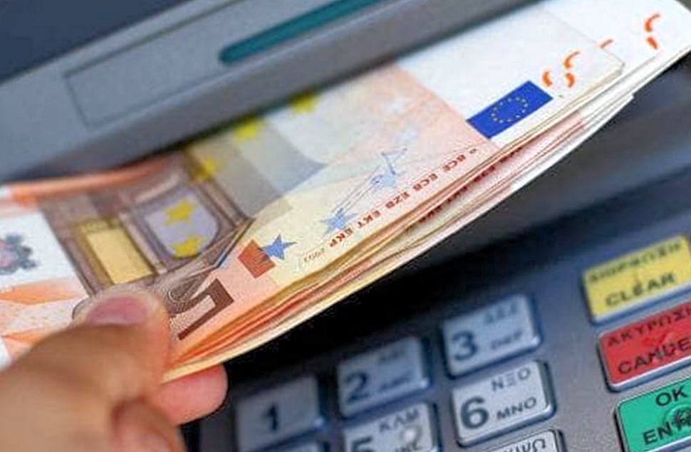 Raggira la nonna con la complicità della madre. Spariscono dal conto 63mila euro 51 Prelievo soldi