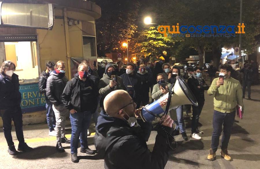 Nuova protesta a Cosenza davanti all'Annunziata "risorse per la sanità pubblica" 53 Presidio annunziata prendocasa1