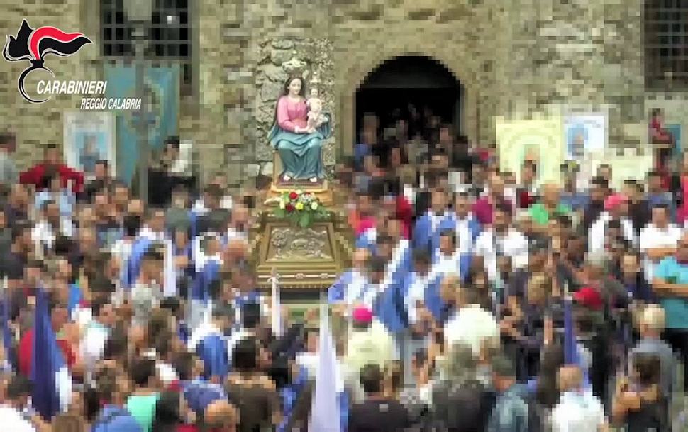I vescovi calabresi "mafie e vangelo sono incompatibili. Le precessioni non assolvono" 51 Processione
