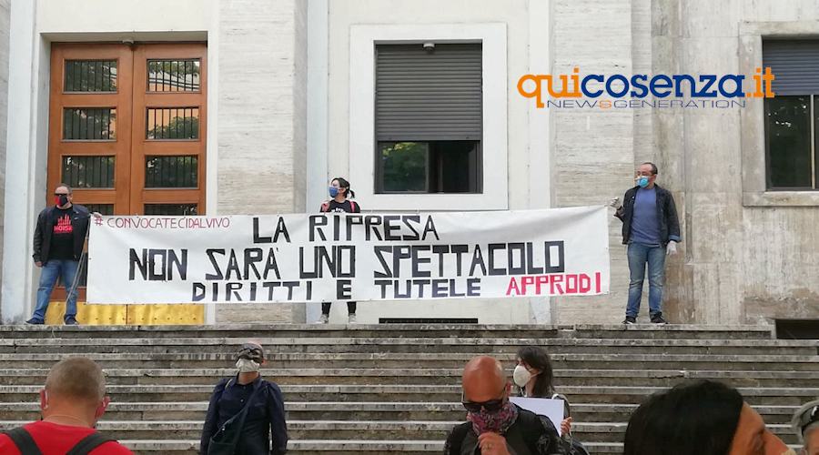 Dpcm, venerdì a Cosenza manifestazione di protesta dei lavoratori dello spettacolo 51 Protesta artisti Cosenza02 2