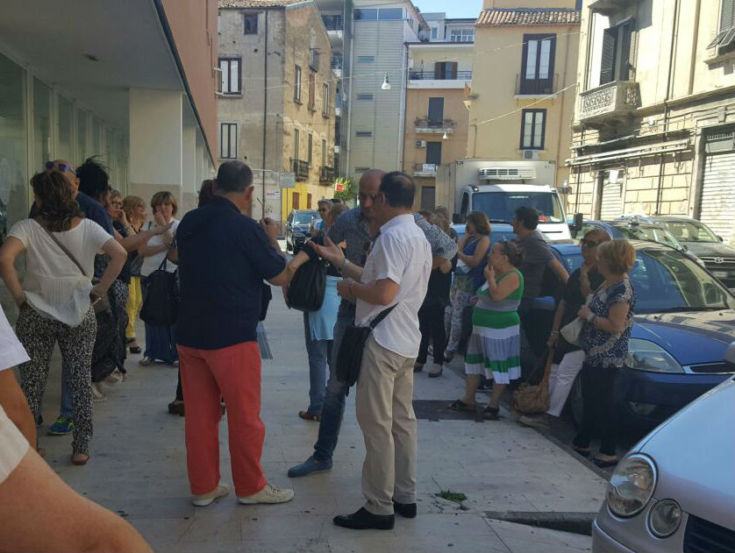 Vertenza CoopService, protesta degli operatori socio sanitari davanti l'Asp di Cosenza 55 Protesta asp corso umberto 01