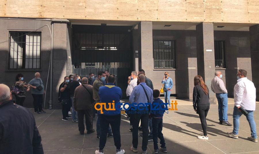 Cosenza: emergenza abitativa, nuova protesta davanti al Comune 55 Protesta casa cosenza comune 3