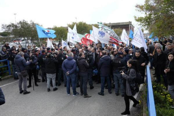 Protesta crotone aeroporto