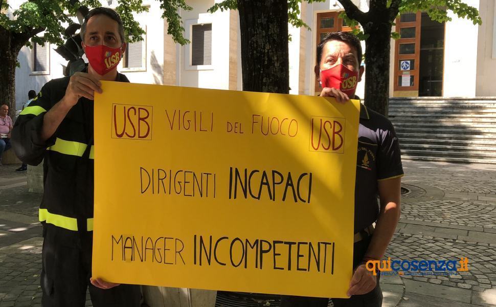 Protesta dei vigili del fuoco a Cosenza 01