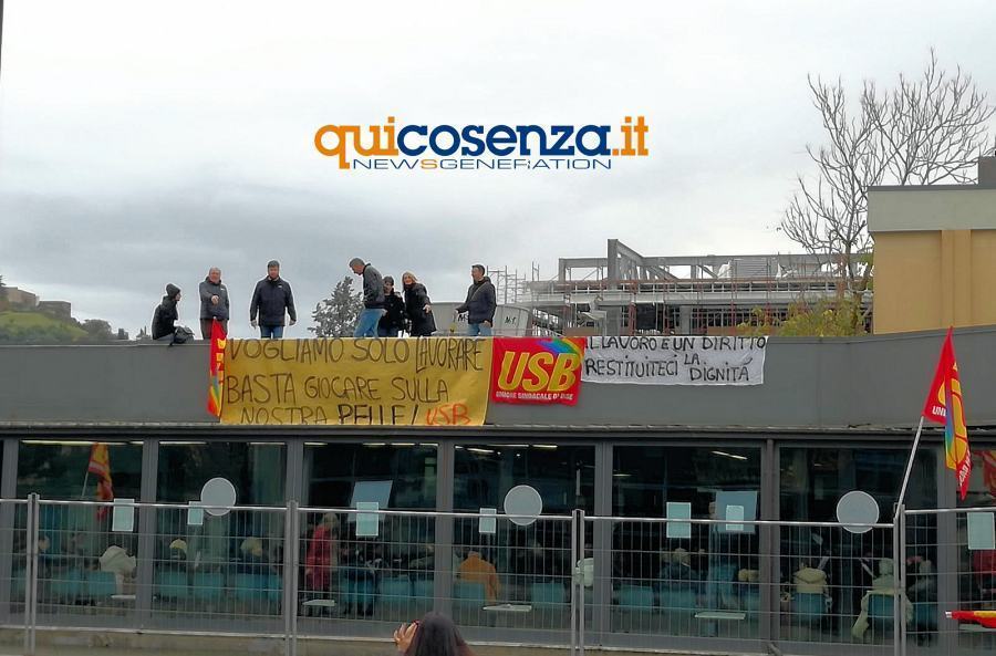 Ritorna la paura dei licenziamenti per i lavoratori SEATT: decisione rinviata al 14 gennaio 51 Protesta dipendenti cup Cosenza SEATT 1