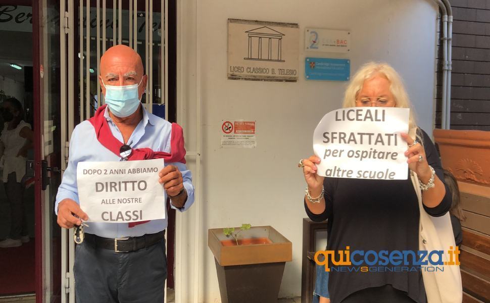 Protesta genitori Telesio 01