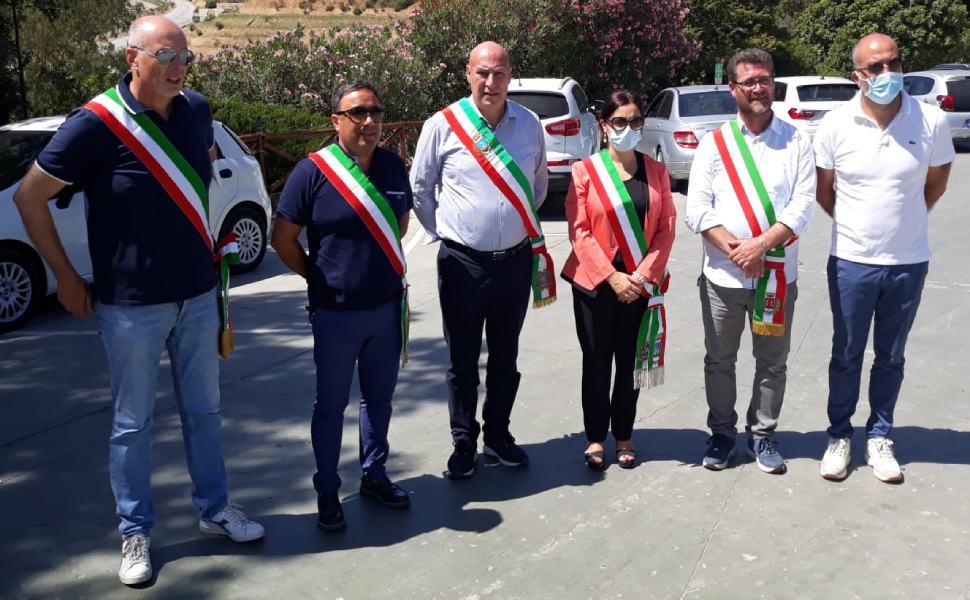 Protesta sindaci Crotone discarica rifiuti