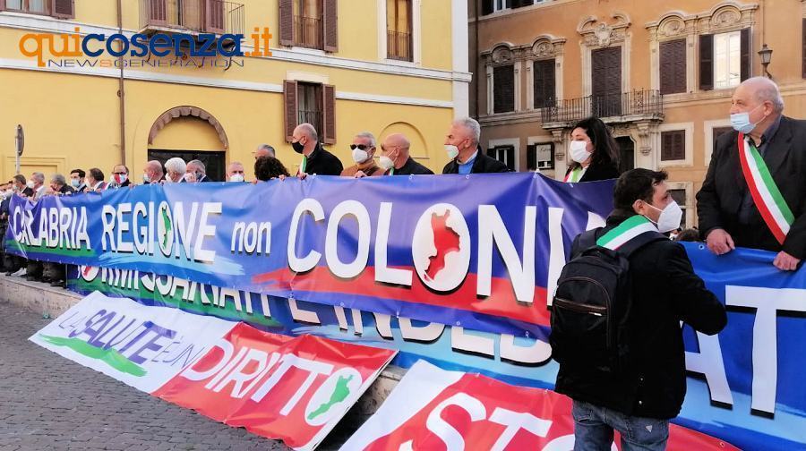 "Calabria regione, non colonia". Sit-in dei sindaci a Roma ricevuti da Conte 55 Protesta sindaci Roma