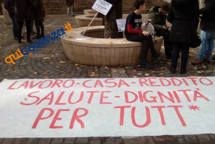 Sciopero a Cosenza: in piazza per chiedere lavoro e dignità. Irruzione al Metropolis 68 Protesta5