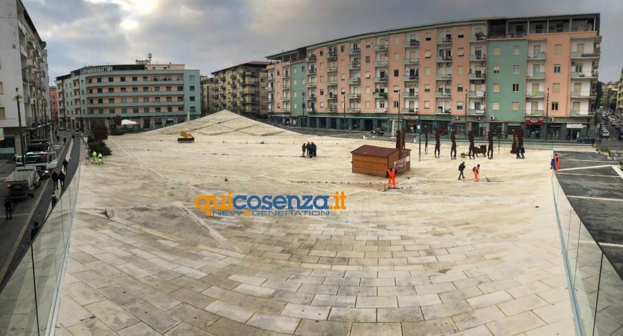 Pulizia straordinaria su piazza Bilotti, ancora inaccessibile e sotto sequestro 57 Pulizia straordinaria piazza Bilotti cosenza 01