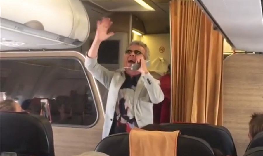 (VIDEO) Passeggeri infuriati dal ritardo del volo Lamezia-Roma. Hostess chiede a Pupo di cantare 51 Pupo 1