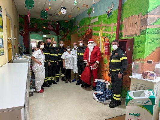 Ospedale dell'Annunziata di Cosenza: Babbo Natale arriva con l’autoscala dei Vigili del Fuoco 53 QUESTAAAA