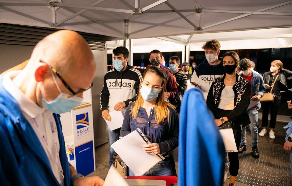 Vaccini, boom di adesioni tra i giovani. Moderna: chiesto l'ok per la fascia 12-17 anni 68 Ragazzi vaccino