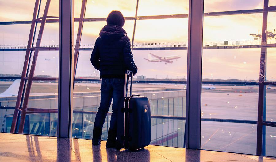 Ragazzo valigia viaggio