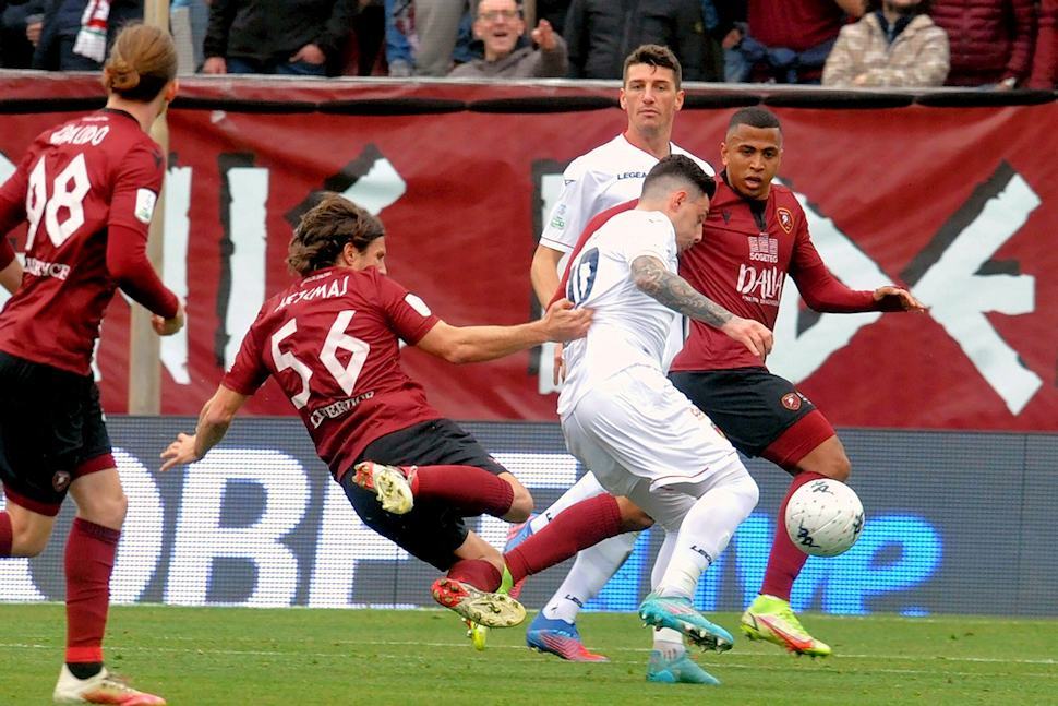Cosenza, due traverse e un rigore tolto al Var al 90'. Il derby lo vince la Reggina 59 Reggina Cosenza ok