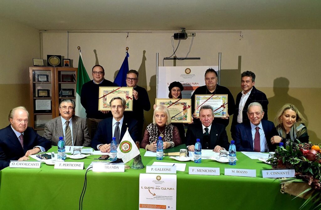 Relatori e premiati evento Accademia Cucina Italiana a Cosenza al centro il Prefetto