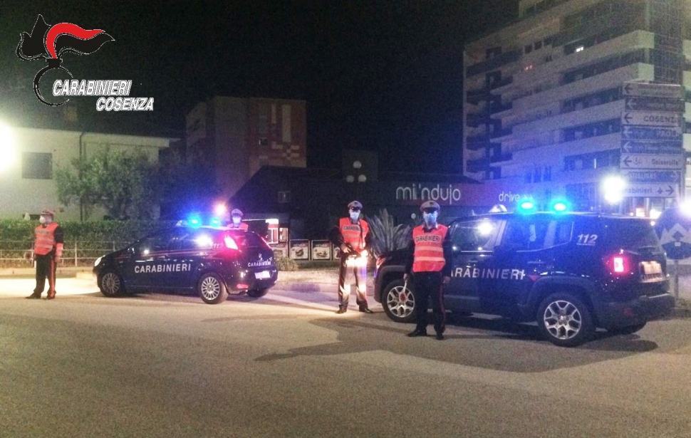 Rende, assembramenti e violazione del coprifuoco. Fioccano le multe, chiusi 3 locali 51 Rende Carabinieri controlli