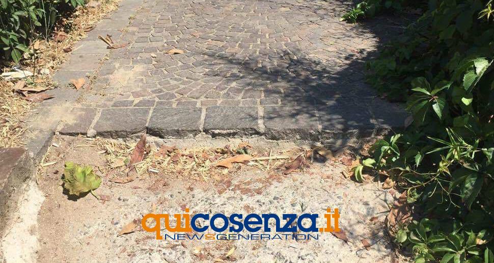 LA SEGNALAZIONE - Rende, viale della Resistenza tra buche e marciapiedi impraticabili (FOTO) 51 Rende marciapiedi 08