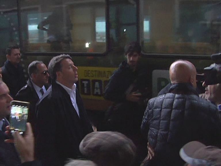 Matteo Renzi arriva con il treno del Pd in Calabria usando l'aereo (FOTO) 51 Renzi1